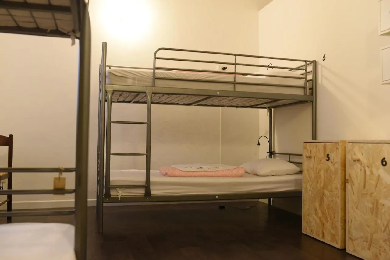 לצ'ה Urban Oasis Hostel